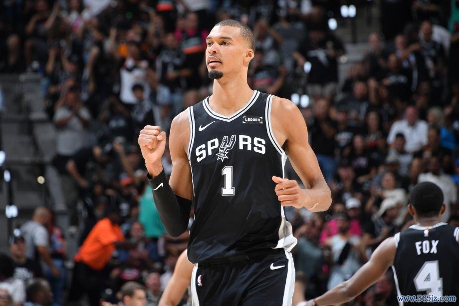 [图]文班亚马28+10马刺大捷雷霆 NBA西决拖入抢七